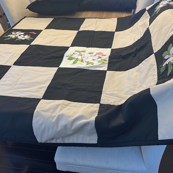 58”X58” handmade quilt. Flowers are hand painted. Never used. - Picture 2 of 5